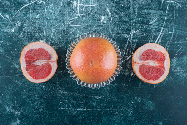 热带整个葡萄柚片放在大理石桌上葡萄柚异国风味切片