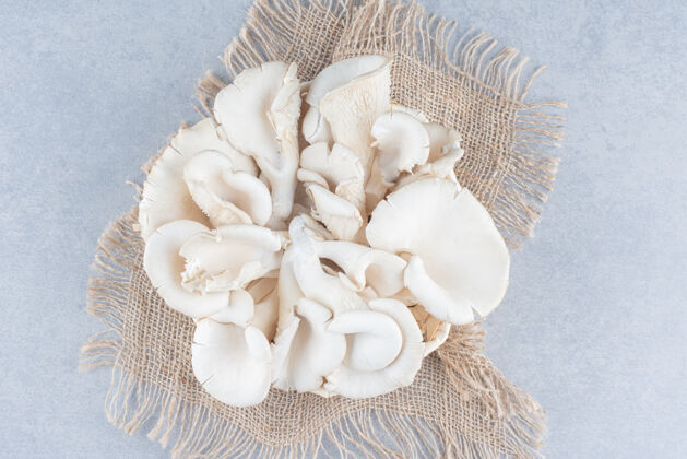 细节一堆牡蛎蘑菇放在袋子上牡蛎一餐蘑菇