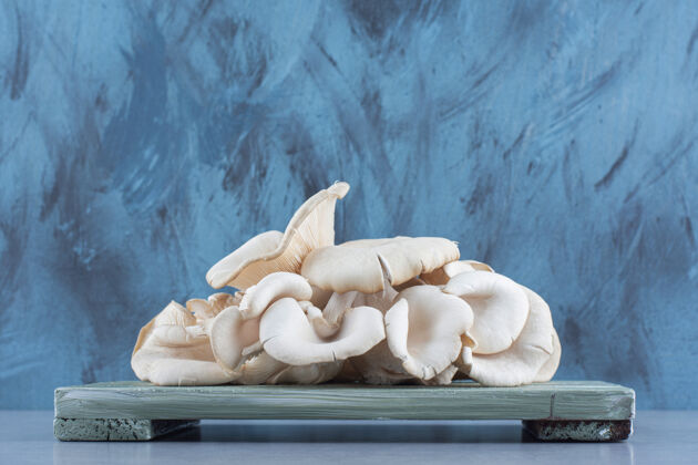细节特写牡蛎蘑菇照片在木板上木耳一餐新鲜