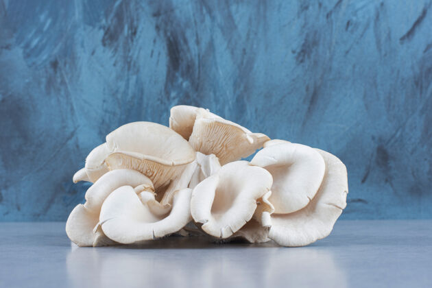 一餐灰色背景上的一堆牡蛎蘑菇蘑菇美味白色