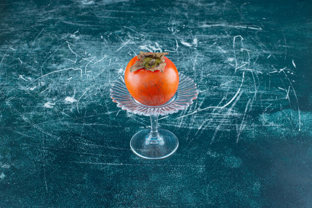 农业美味的熟柿子放在玻璃盘子里料理水果盘子