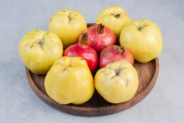 美味新鲜有机的苹果木瓜和石榴在木板上健康木瓜食物
