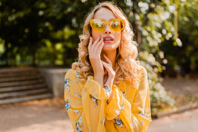 装束迷人的金发时尚微笑的女人穿着黄色衬衫戴着太阳镜眼镜女人魅力