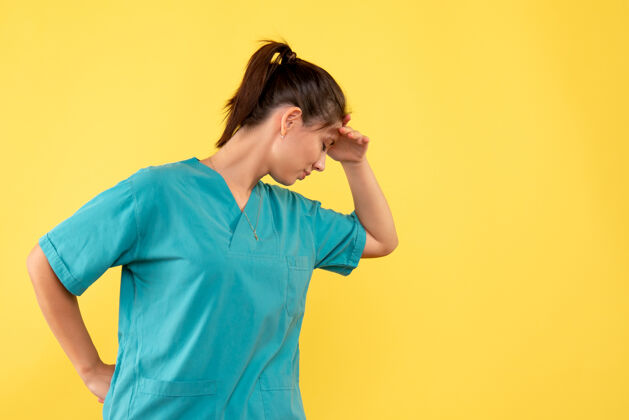 自信正面图黄色背景上穿着医用衬衫的女医生女医生专业健康