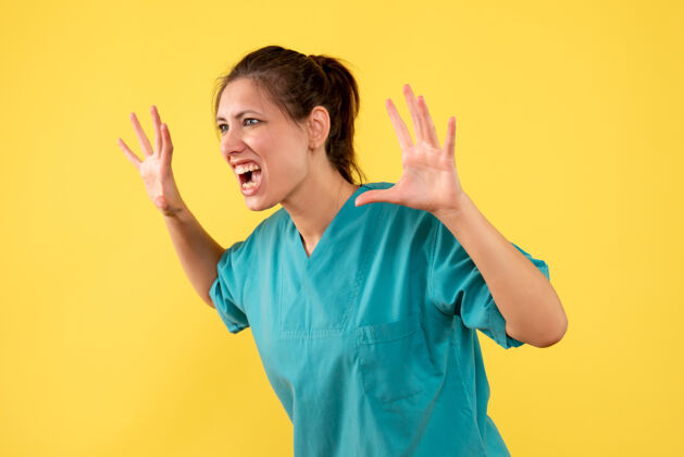 女医生前视图黄色背景上穿着医用衬衫的女医生视图医疗健康