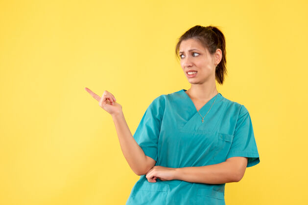 一前视图黄色背景上穿着医用衬衫的女医生病毒人衬衫