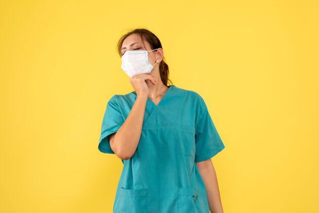 视图前视图黄色背景上穿着医用衬衫和面罩的女医生病毒女医生肖像