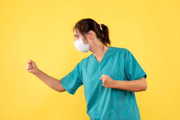 面具正面图黄色背景上穿着医用衬衫和面罩的女医生正面女医生人