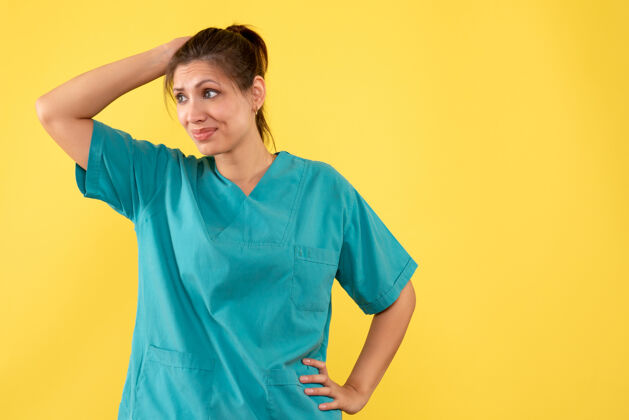 护士前视图黄色背景上穿着医用衬衫的女医生病毒正面衬衫