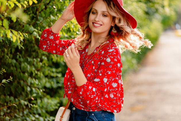 情感漂亮迷人的时尚金发微笑的女人在稻草红色帽子和衬衫夏季时尚服装优雅外表帽子