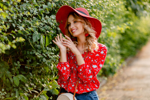 装束漂亮迷人的时尚金发微笑的女人在稻草红色帽子和衬衫夏季时尚服装外表女士情感