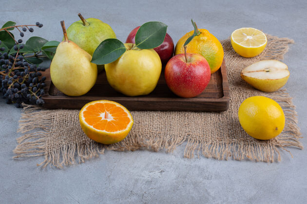美味在木板上摆放各种水果 在大理石背景上放一块布新鲜美味营养