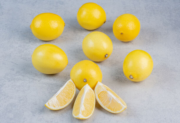 健康灰色背景上的一堆黄色新鲜柠檬水果柑橘食物