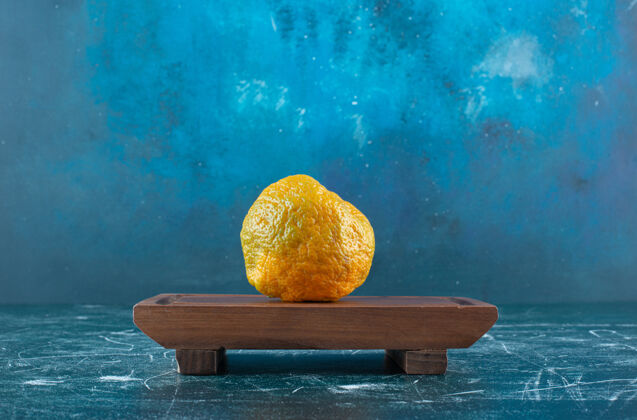 农业木板上有新鲜的柑桔多汁的柑橘柑橘