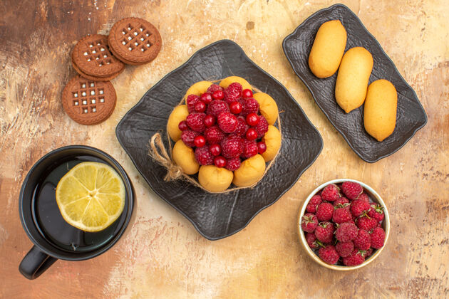 零食上图是混色桌上棕色盘子上的礼品蛋糕和饼干水果多汁健康