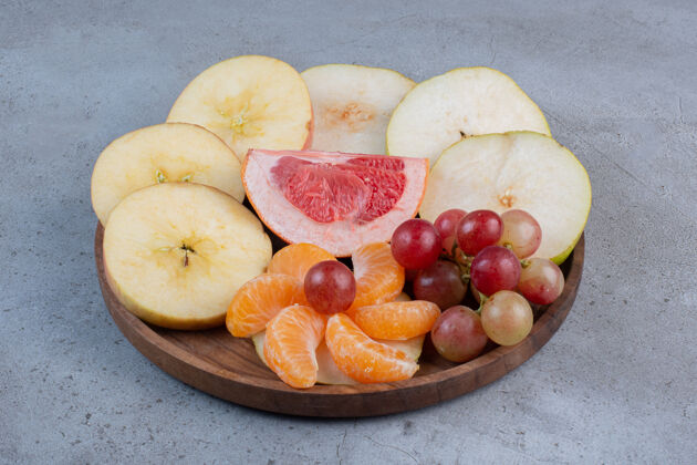 美味一种美味的水果 放在大理石背景的小盘子里健康营养新鲜