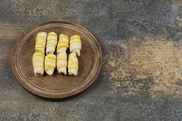 自制美味的手工饼干放在木板上饼干食品烘焙