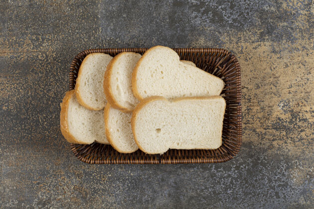 面包新鲜的切片面包放在木篮里农业小麦食物