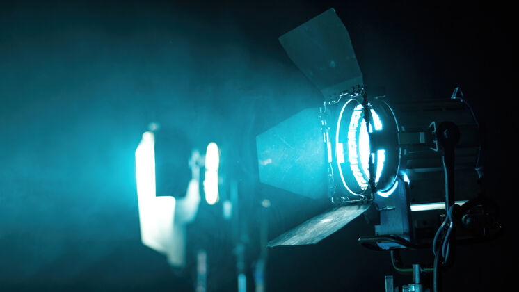 烟专业的灯光设备对电影集的烟雾在空气中手电筒照明照明
