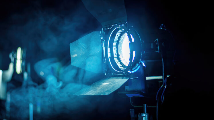 黑专业的灯光设备对电影集的烟雾在空气中照明技术设备
