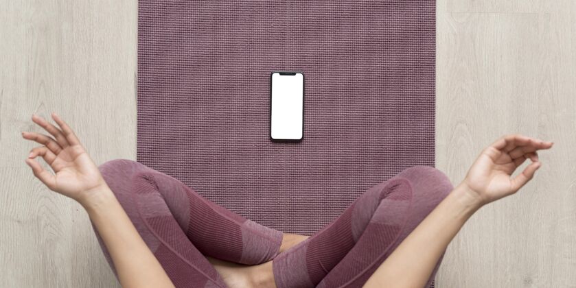 位置一个拥有智能手机和黑屏的健身女人登录顶视图人体