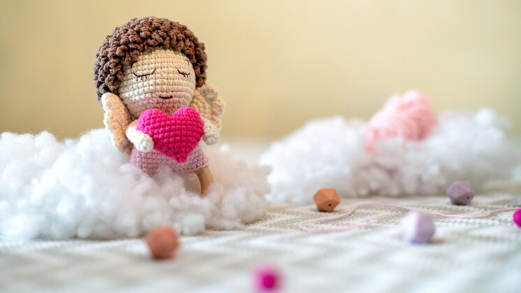毛皮可爱的针织毛绒玩具在沙发上与毛绒围绕它宝贝友谊动物