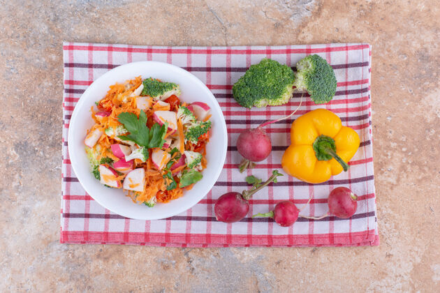 健康混合沙拉拼盘旁边的各种蔬菜毛巾上的大理石表面欧芹甜椒沙拉