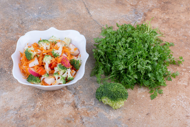 沙拉胡荽包 西兰花和拼盘混合蔬菜沙拉展示在大理石表面有机胡萝卜萝卜
