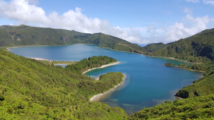蓝色鸟瞰福戈湖在圣米格尔岛 亚速尔群岛 葡萄牙风景景观村庄