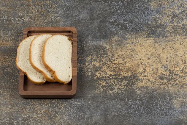 健康美味的白面包片放在木盘上切片小吃早餐