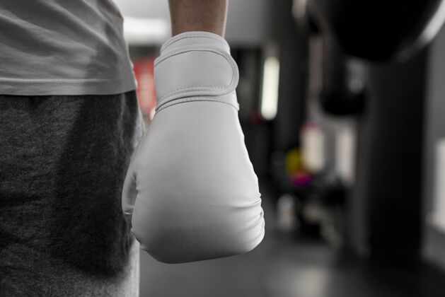 训练拳击运动员戴着模拟手套训练健康运动健康
