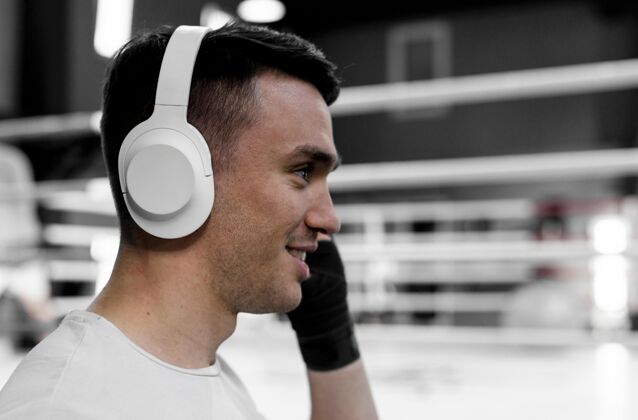 运动戴着模拟耳机的拳击运动员男性模型男人
