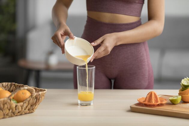 柠檬水果健身女士准备健康果汁热带水果排毒饮料健身