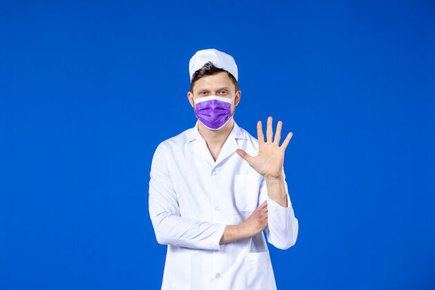 疫苗身穿医疗服 蓝色面罩的男医生正面图病毒疾病衣服