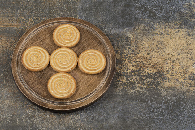 零食一堆好吃的饼干放在木盘上点心圆形饼干