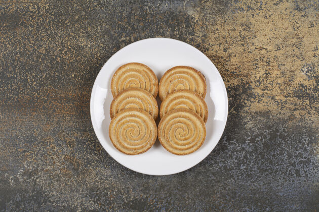 圆形一堆美味的圆饼干放在白色盘子里饼干种子脆