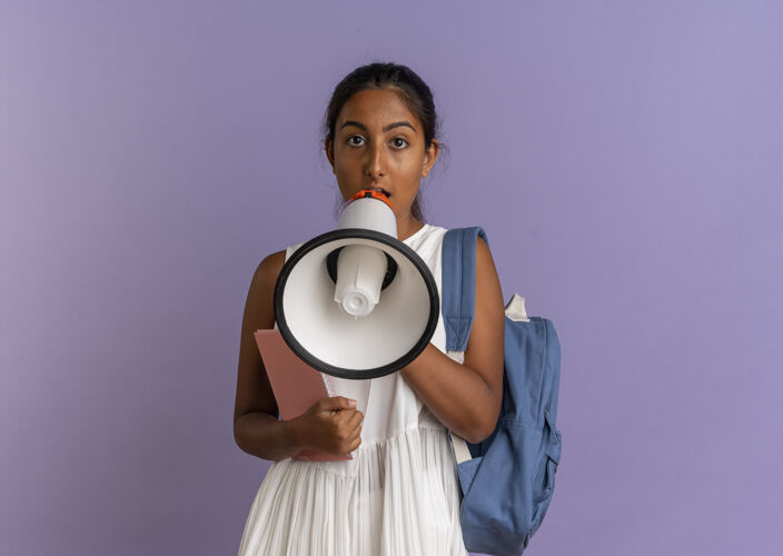 手持年轻的女学生背着书包 拿着笔记本 用扩音器讲话学生说话年轻