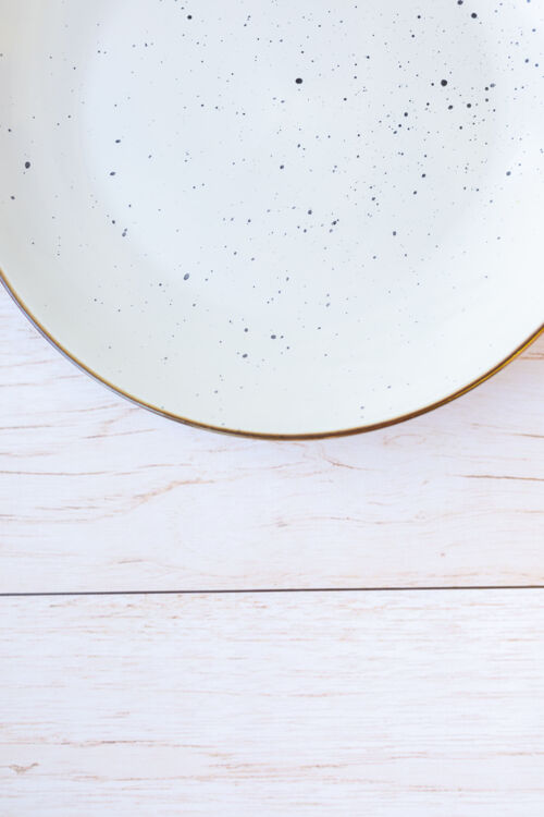 午餐木表面白色陶瓷板 顶视图材料晚餐清洁