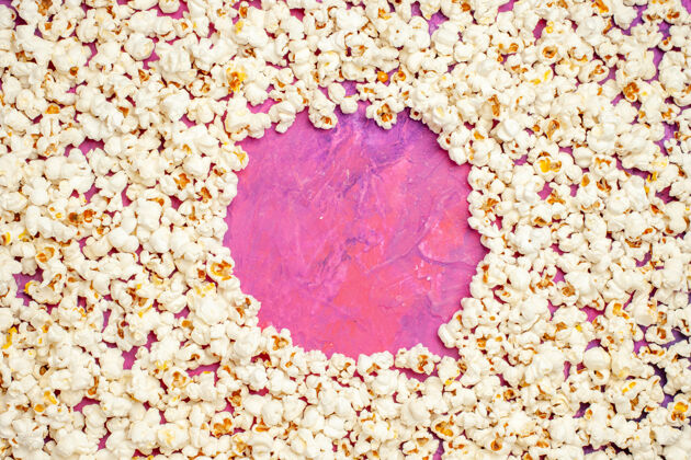 材料电影之夜新鲜爆米花的顶视图旧的效果油漆