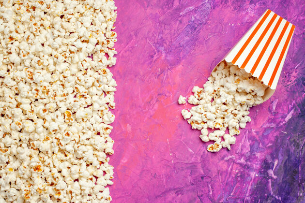 玉米电影之夜新鲜爆米花的顶视图新鲜爆米花油漆材料