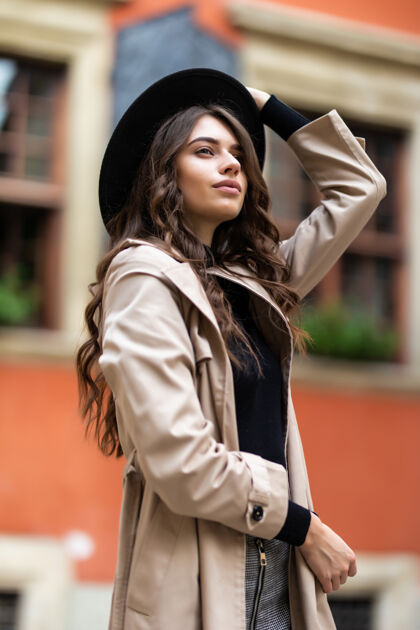 头发户外时尚写真魅力性感的年轻时尚女士穿着时髦的秋季服装和黑帽子在街上单独周时尚