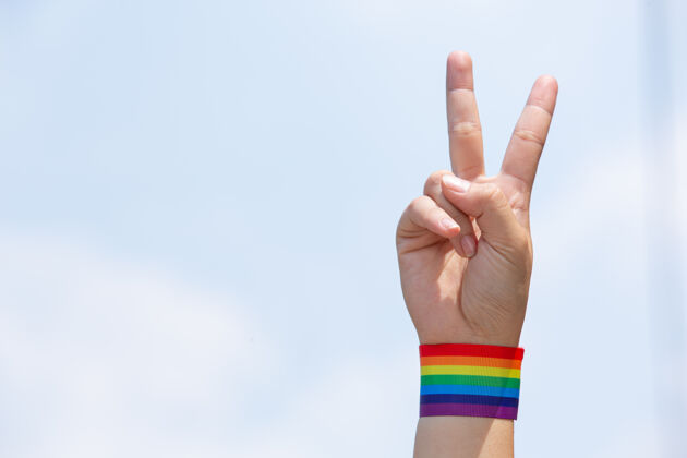 变性带彩虹手镯的快乐女人权利V符号自由