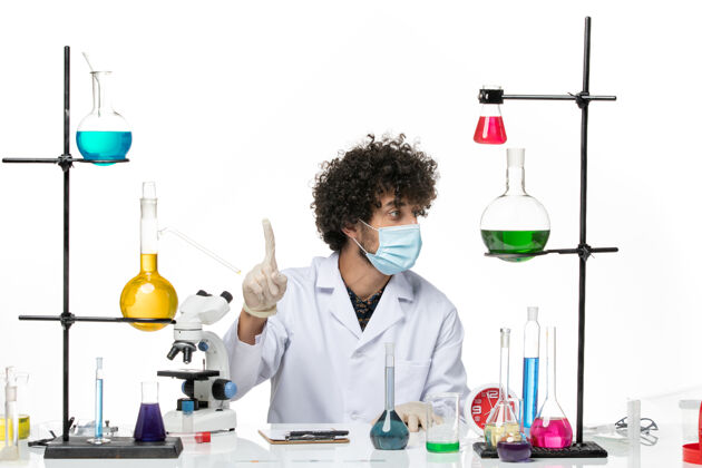 医院正面图：男化学家 穿着医疗服 戴着面罩 坐在白色的空间里只是实验室外套医生