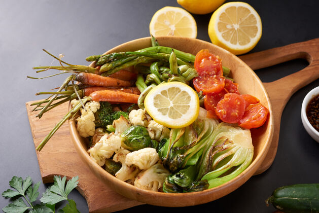 沙拉素食佛碗配新鲜蔬菜沙拉和鹰嘴豆饮食混合不同