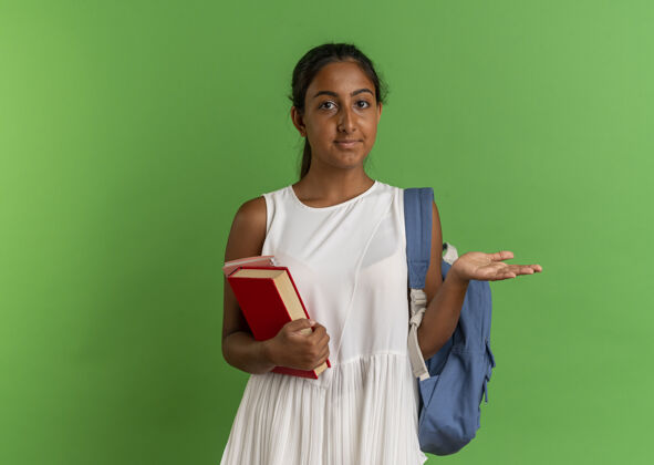手年轻的女学生背着书包 手里拿着笔记本 手放在旁边女学生绿色壁板