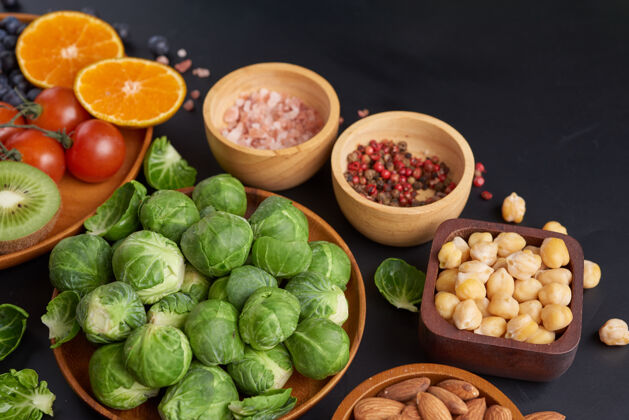 坚果桌上摆着不同的蔬菜 种子和水果平放 顶视图健康营养食物