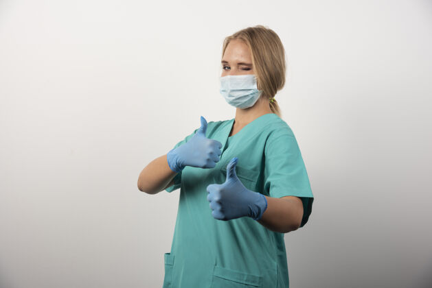 外科口罩女医生竖起大拇指戴着医用口罩一人模特护士