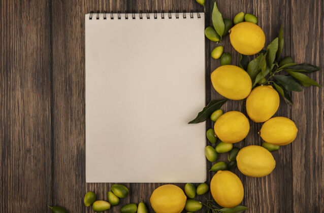 健康顶视图的健康水果 如柠檬和金盏花隔离在木制表面与复制空间素食水果美味