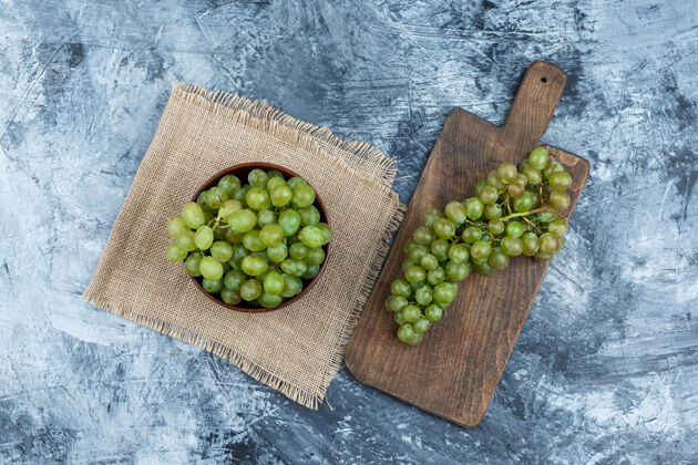 夏天一碗白葡萄放在餐垫上 白葡萄放在砧板上 放在深蓝色大理石背景上收获食物成熟
