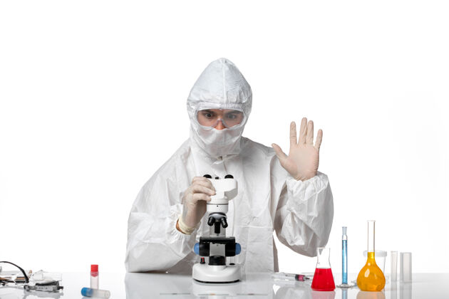 套装前视图：男医生穿着防护服 戴着面罩 在空白处使用显微镜男医生实验室专业